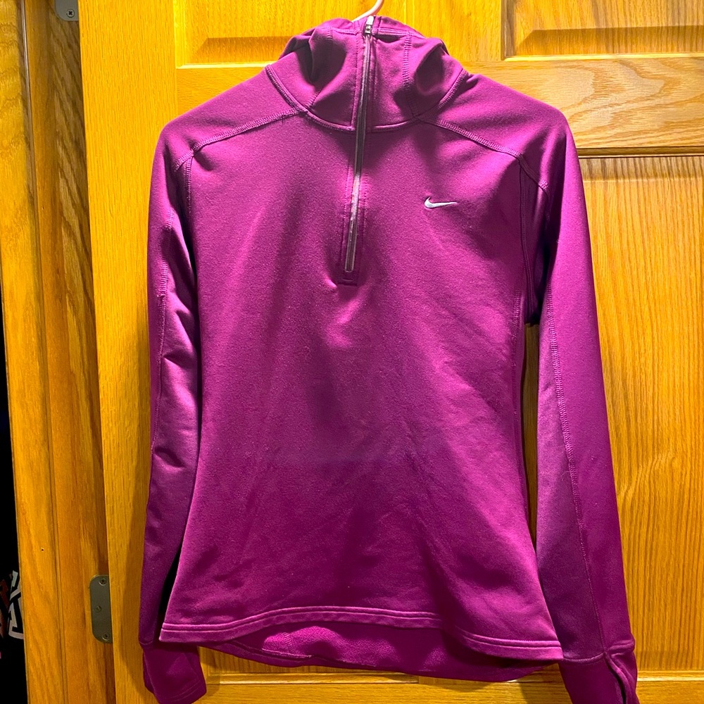 Woman’s Nike Fot Dry shirt medium